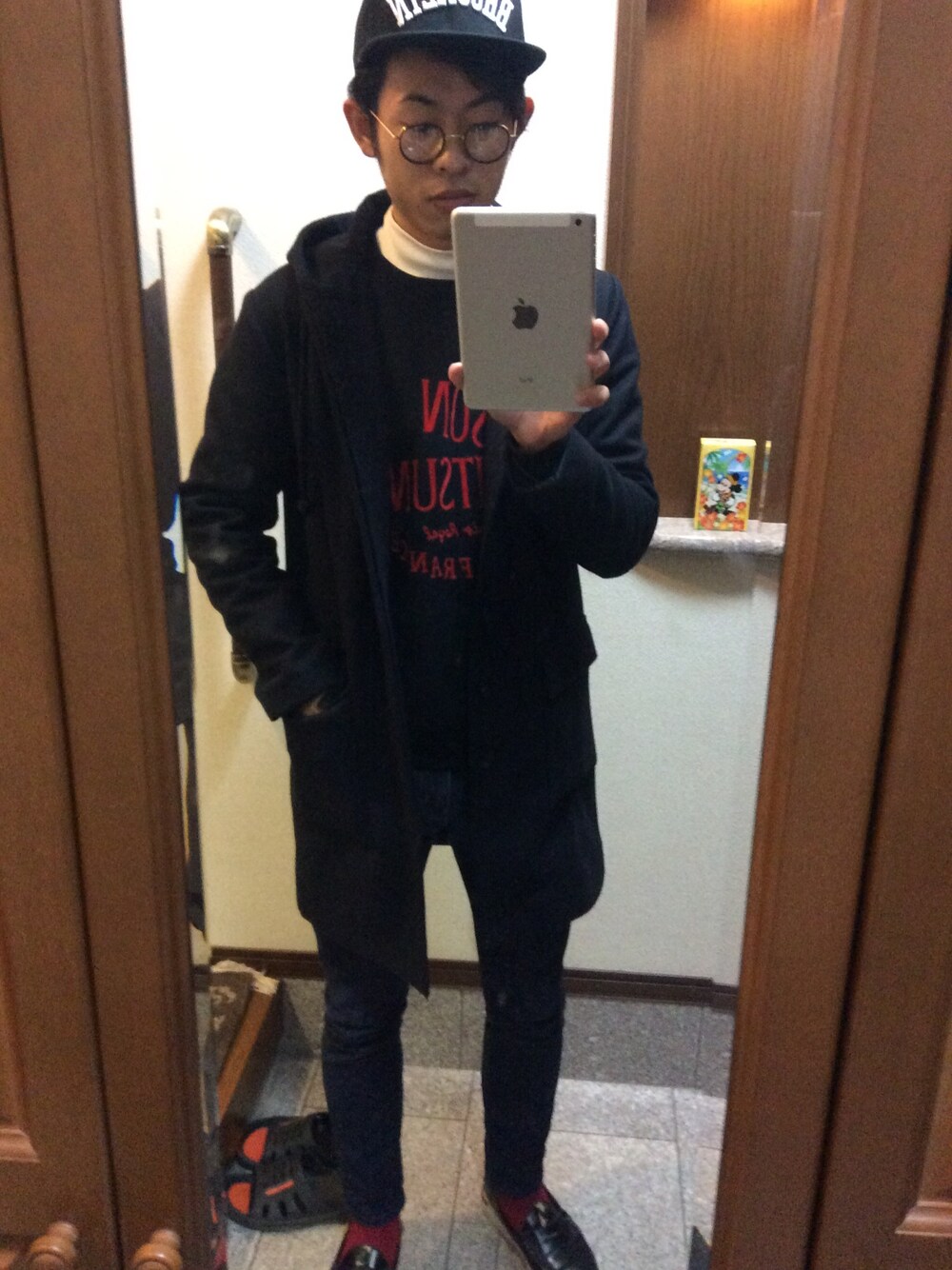 「Maison KitsuneのMAISON KITSUNE / メゾンキツネ sweat PALAIS ROYAL フロッキー（スウェット、ブラック系）」を使った、kawamuuuuさん（メンズ・178cm）の秋コーディネートの1枚目の写真
