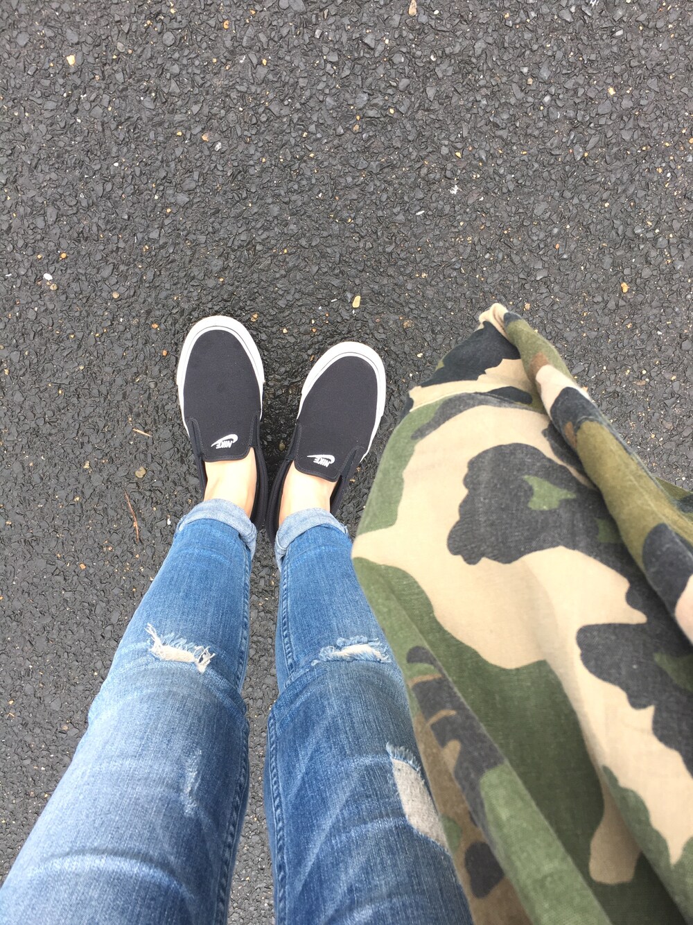 「スリッポン、ダメージデニムパンツ、迷彩、ママコーデ」｜「NIKEのNIKE/ナイキ ウィメンズ トキ スリップ 724770（スリッポン、ブラック系）」を使った、chamks_さん（レディース・153cm）の夏コーディネートの1枚目の写真