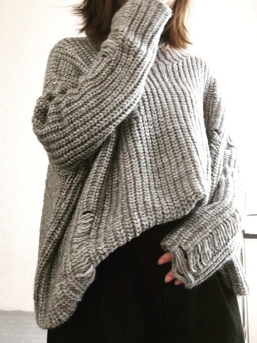 「モノトーン、ざっくりニット、ワイドパンツ、クラッシュ」｜「ZARAのアイテム（ニット/セーター、グレー系）」を使った、chamks_さん（レディース・153cm）の秋コーディネートの1枚目の写真