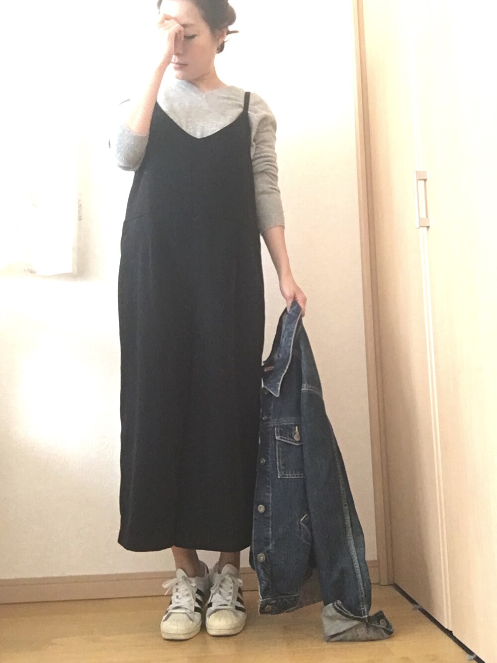 「秋コーデ、モノトーン、モノトーンコーデ、HYKE×adidas」｜「UNIQLOのWOMEN カシミヤVネックセーター（長袖）（ニット/セーター、グレー系）」を使った、chamks_さん（レディース・153cm）の秋コーディネートの1枚目の写真
