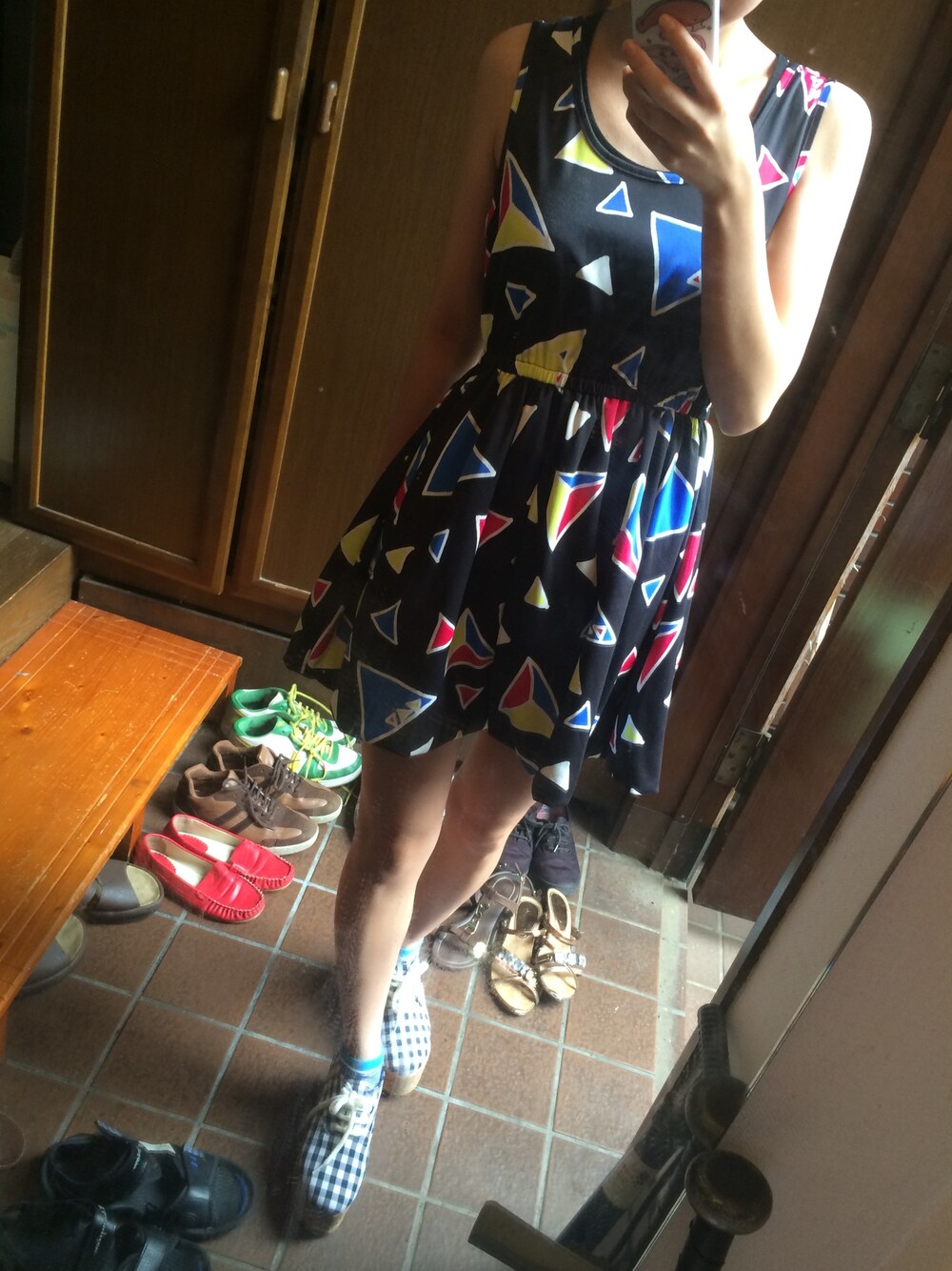 ブラック系のワンピースを着用したレディースの夏コーディネートの1枚目の写真