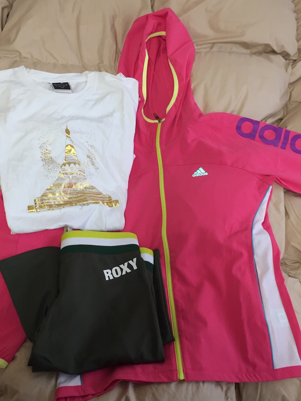 「ヨガ、YOGA、adidas、ROXY、colorful、カラフル、お土産」｜「ミャンマー土産のアイテム（Tシャツ/カットソー、ゴールド系）」を使った、birukawaさん（レディース・169cm）の秋コーディネートの1枚目の写真