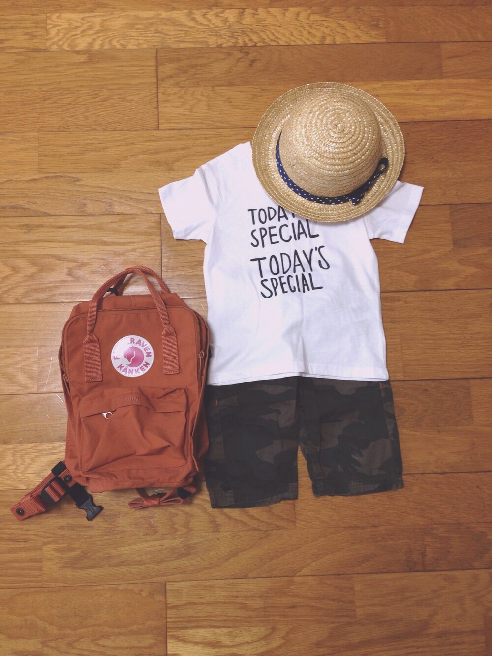 「リュック、カモフラ、ハンドメイド、麦わら帽子」｜「FJALLRAVEN TRAVELのfjallraven travel-kanken bag（バックパック/リュック、ブラック系）」を使った、somamaさん（キッズ・90cm）の夏コーディネートの1枚目の写真