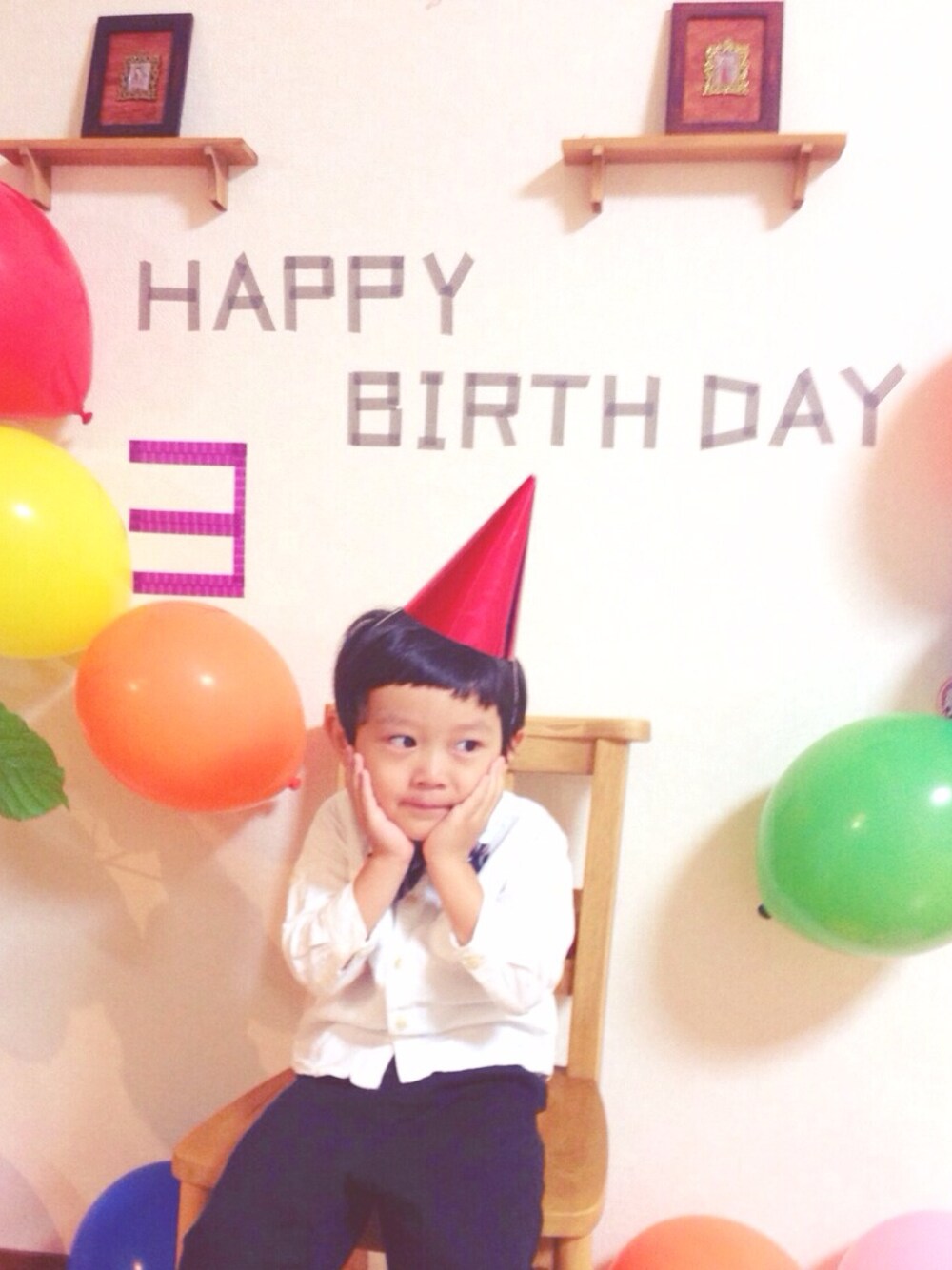 「3歳、誕生日、白シャツ、kids」｜「GAPのアイテム（シャツ/ブラウス、ホワイト系）」を使った、somamaさん（キッズ・100cm）の秋コーディネートの1枚目の写真