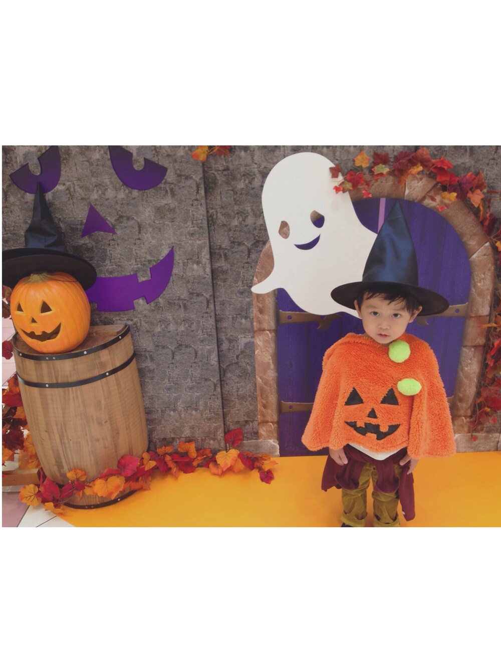 「トンガリ帽子、ファー小物、仮装、ハロウィン、コーデュロイパンツ、赤いカーディガン、WEAR HALLOWEEN 2014」｜「不明のアイテム（その他パンツ、ベージュ系）」を使った、somamaさん（キッズ・100cm）の秋コーディネートの1枚目の写真