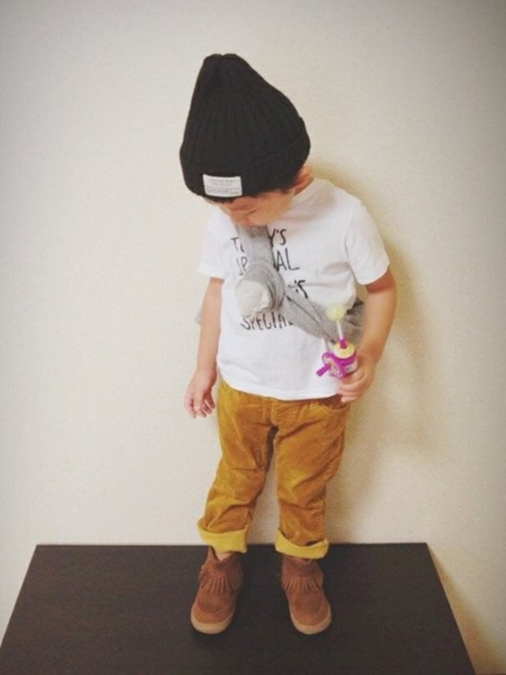「グレーのパーカー、リメイク、コーデュロイパンツ」｜「リメイクのアイテム（Tシャツ/カットソー、ホワイト系）」を使った、somamaさん（キッズ・100cm）の秋コーディネートの1枚目の写真