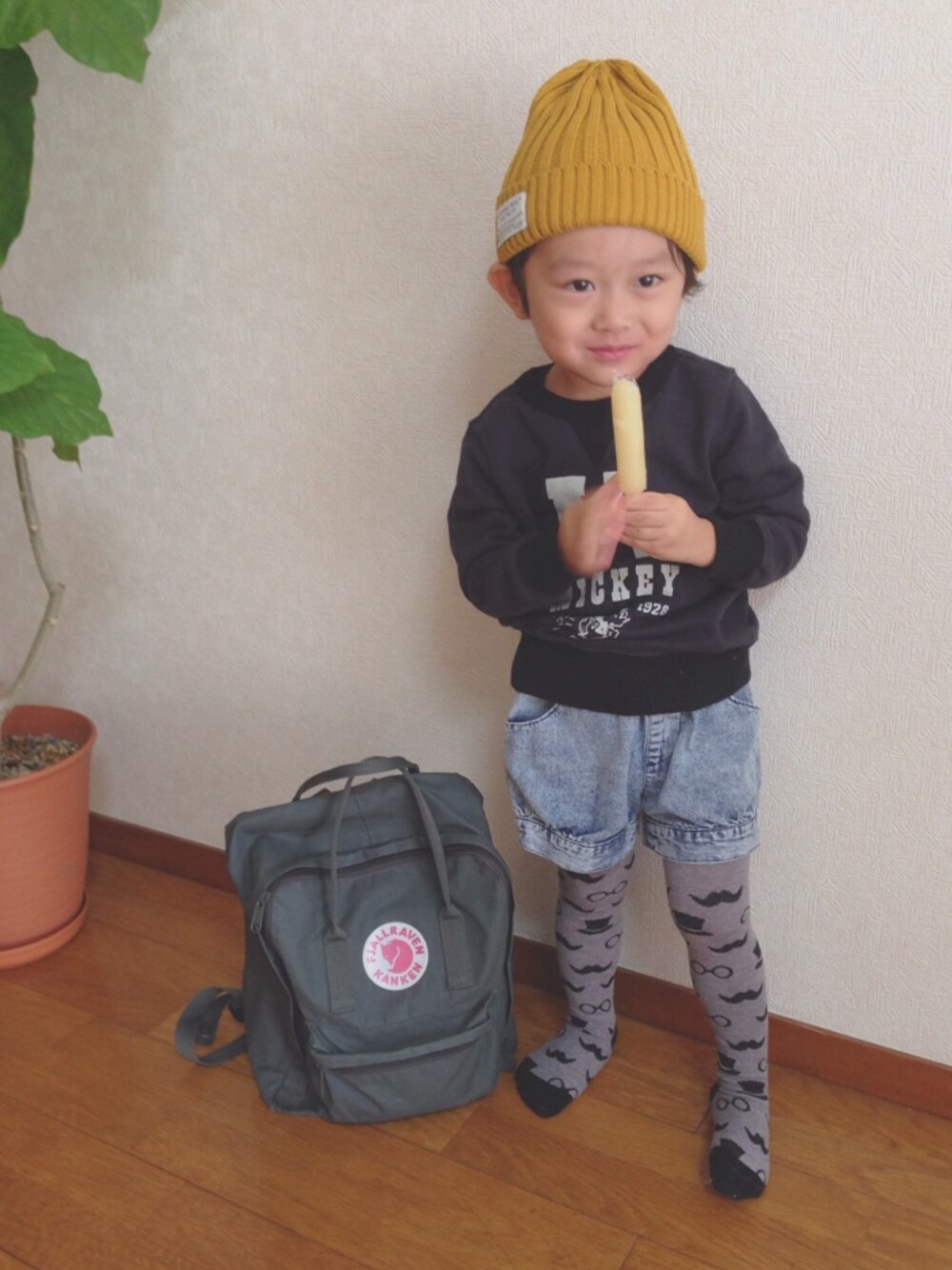 「柄タイツ、ロゴスウェット、マスタード、ニット帽、UNIQLO、しまむら、西松屋、カンケン、ヒゲ」｜「西松屋のショーパン（デニムパンツ、ブルー系）」を使った、somamaさん（キッズ・100cm）の冬コーディネートの1枚目の写真