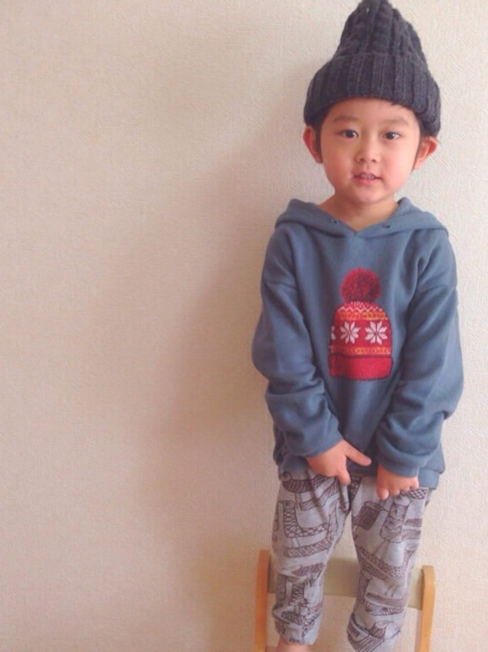 「オーバーサイズ、パジャマパンツ、ニット帽、韓国子供服、韓国ブランド、パーカー」｜「韓国子供服のアイテム（スウェット、ブルー系）」を使った、somamaさん（キッズ・100cm）の冬コーディネートの1枚目の写真