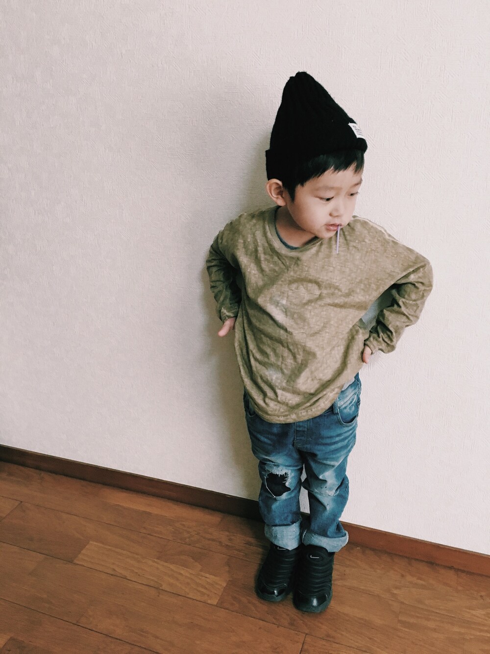 「ナイキ、プチプラ、kids、キッズコーデ、韓国子供服、4歳、男の子、しまむら、ダメージデニムパンツ、こどもコーデ」｜「koreaのアイテム（Tシャツ/カットソー、ベージュ系）」を使った、somamaさん（キッズ・100cm）の冬コーディネートの1枚目の写真