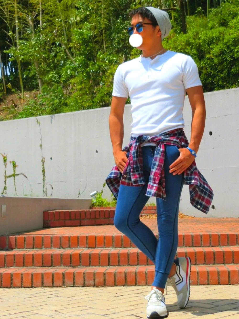 ホワイト系のTシャツ/カットソー、ベージュ系のスニーカー、ブルー系のパンツを着用したメンズの夏コーディネートの1枚目の写真