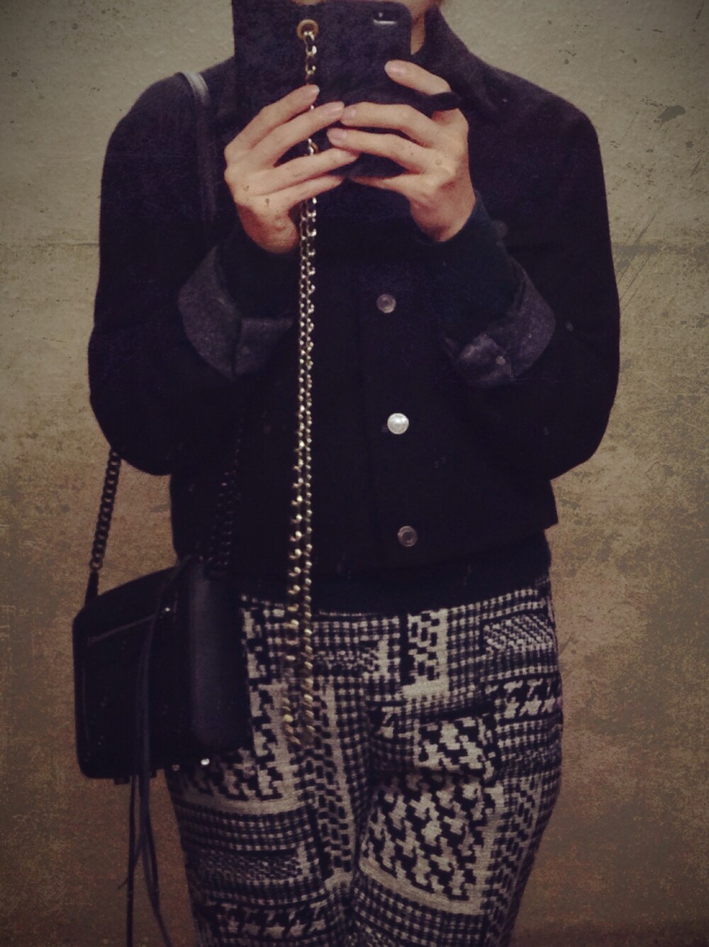 「GU、murua、ZARA、RebeccaMinkoff、携帯カバー、千鳥格子、black、white、black and white」｜「GUのアイテム（その他アウター、ブラック系）」を使った、maNeさん（レディース・160cm）の冬コーディネートの1枚目の写真
