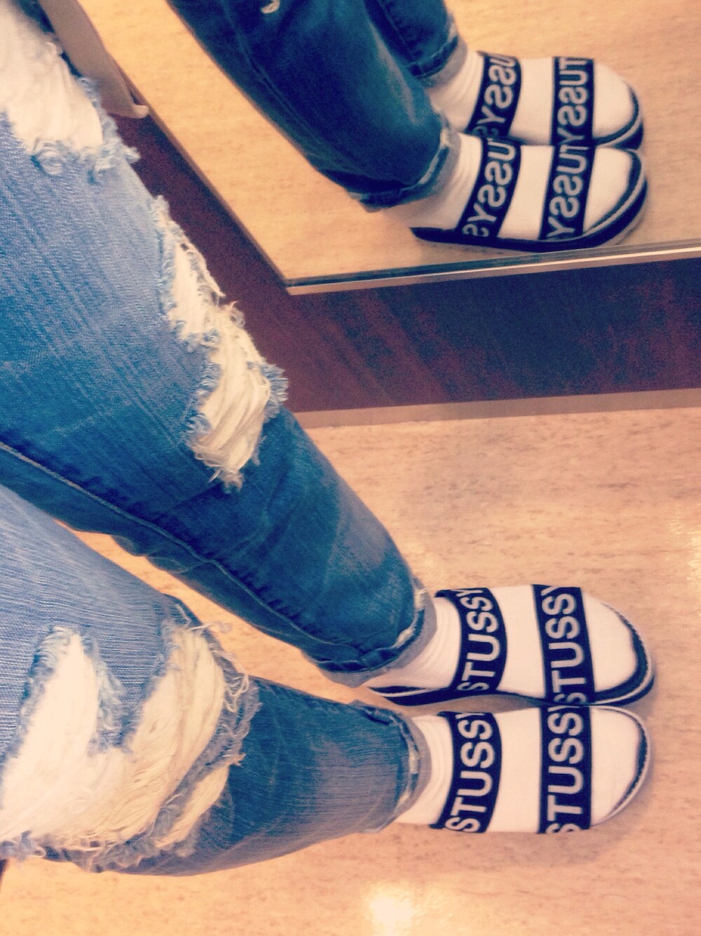 「stussy women、URBAN RESEARCH、靴下は100均、春」｜「URBAN RESEARCH Sonny LabelのSonny Label テーパードダメージデニム（デニムパンツ、ブルー系）」を使った、maNeさん（レディース・160cm）の春コーディネートの1枚目の写真