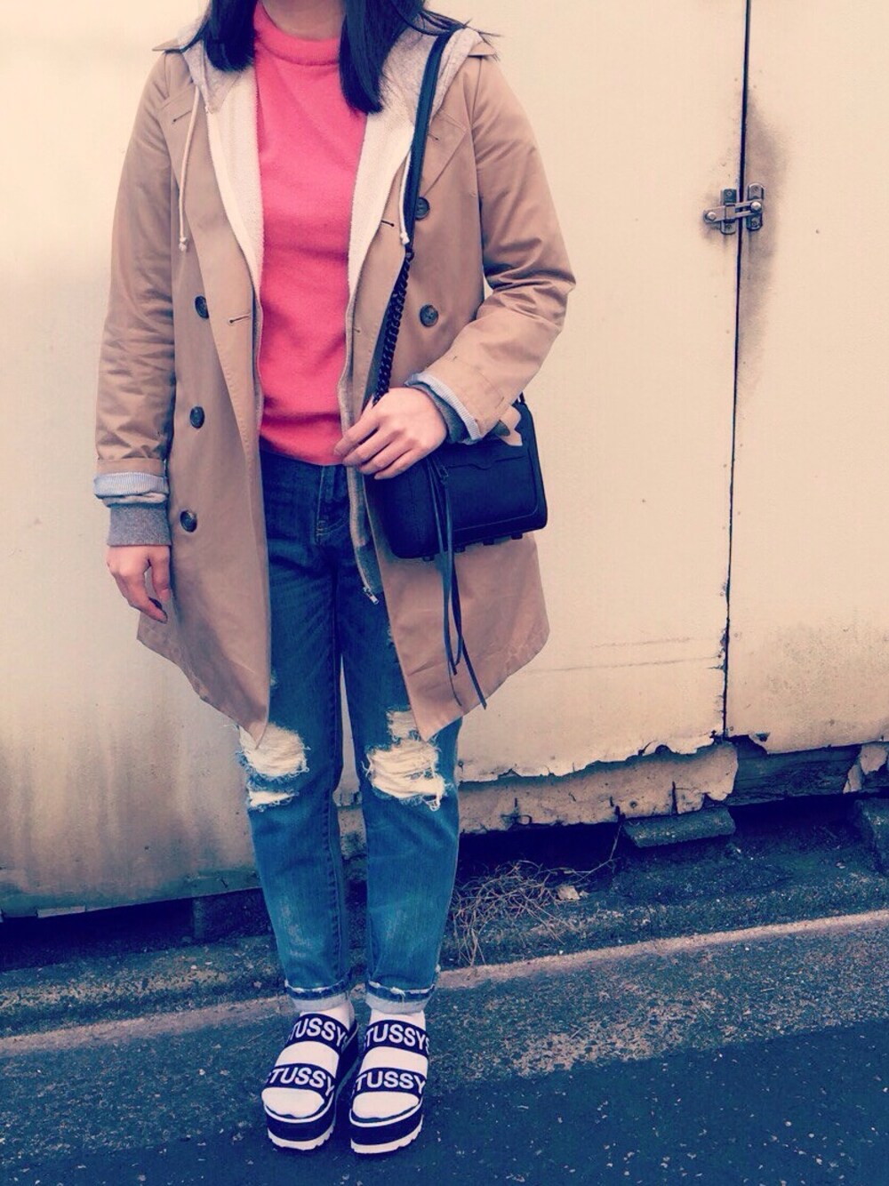 「the dayz Tokyo、URBAN RESEARCH、stussy women、RebeccaMinkoff、ピンク、ダメージデニムパンツ、スポーティーサンダル、トレンチコート」｜「THE DAYZ TOKYOの半袖タートルニット（トップス、ピンク系）」を使った、maNeさん（レディース・160cm）の春コーディネートの1枚目の写真