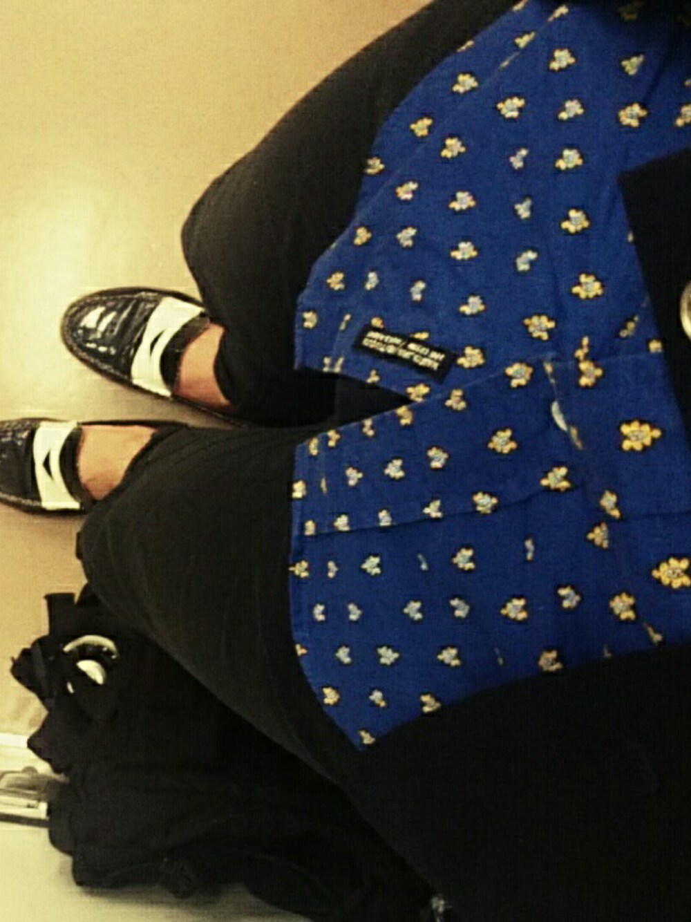 その他のトップス、ブラック系のフォーマルスーツ/小物、ホワイト系のその他シューズを着用したメンズの夏コーディネートの1枚目の写真