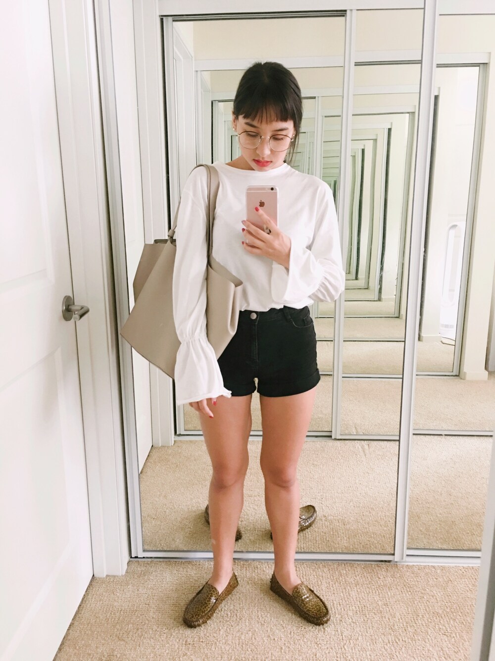 「シンプル、ハワイ、モノトーン」｜「ZARAのアイテム（その他パンツ、ブラック系）」を使った、elena さん（レディース・157cm）の冬コーディネートの1枚目の写真