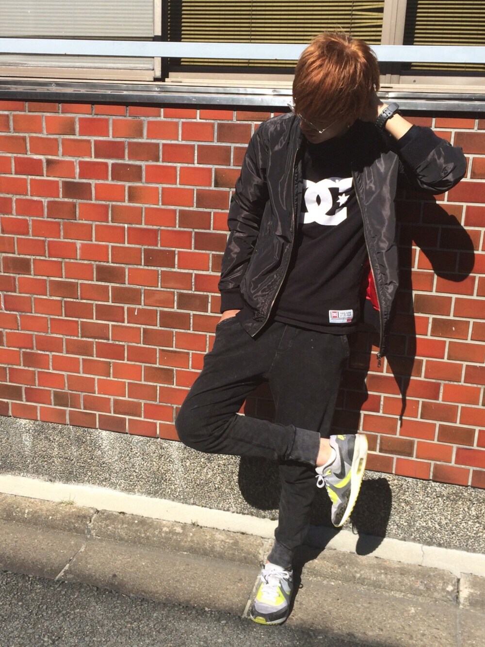 ブラック系のパンツ、ホワイト系のスニーカー、ホワイト系のTシャツ/カットソーを着用したメンズの秋コーディネートの1枚目の写真