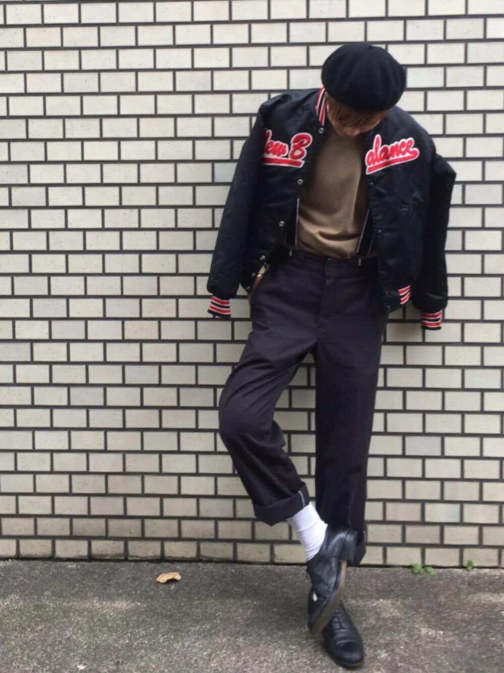 「モード、ストリート、ドレスシューズ、ベレー帽、白ソックス、ワークパンツ、スタジャン、肩掛け、サスペンダー、タックイン」｜「NEW BALANCEのアイテム（スタジャン、ブルー系）」を使った、吉永祐也さん（メンズ・174cm）の秋コーディネートの1枚目の写真