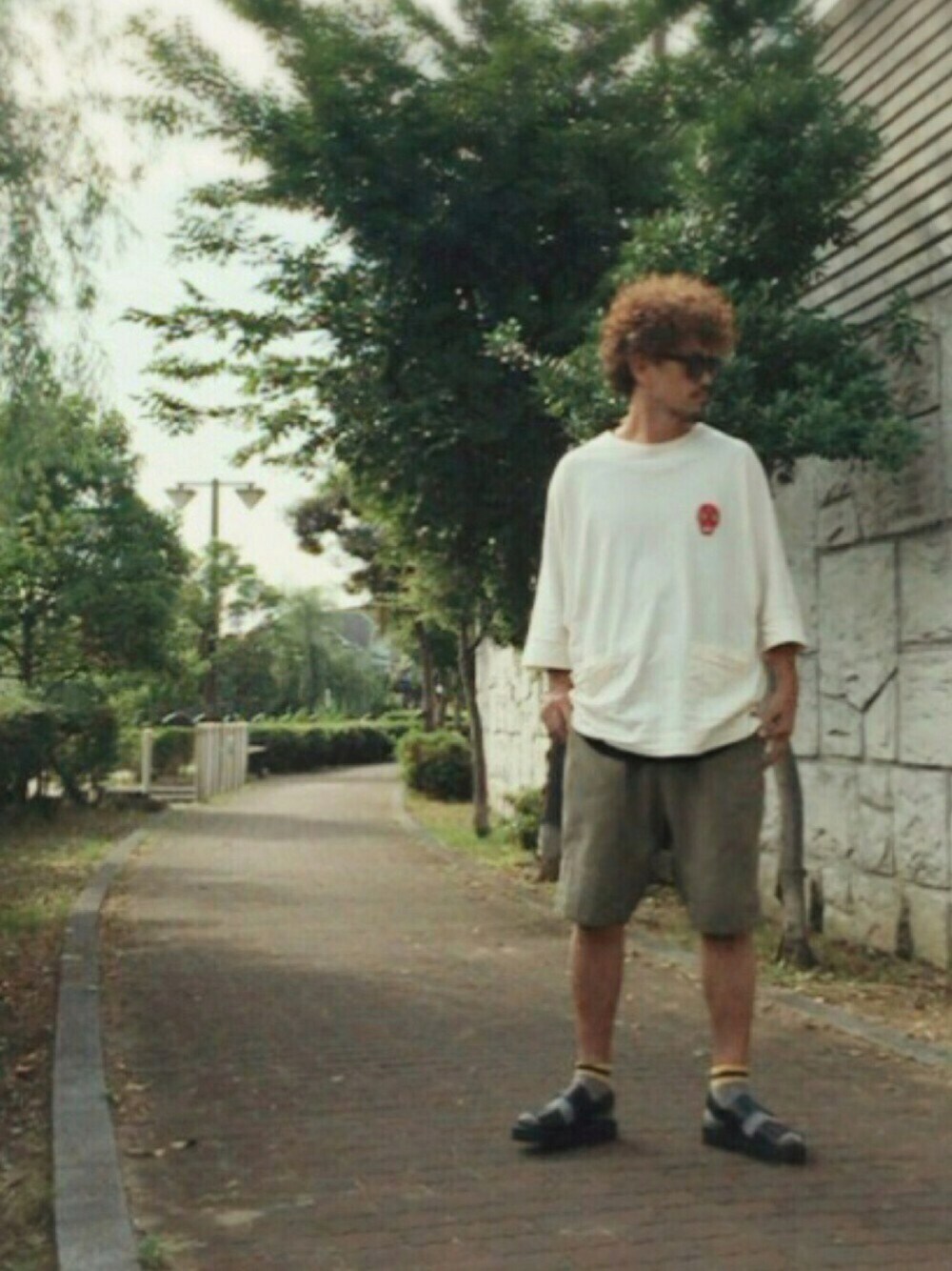 「ビッグシルエット、カジュアル、夏、Tシャツ、ドルマン、ラフ、masterkey 、shii、サルエルパンツ」｜「masterkeyのアイテム（Tシャツ/カットソー、ベージュ系）」を使った、イシバシトモヒロさん（メンズ・173cm）の夏コーディネートの1枚目の写真