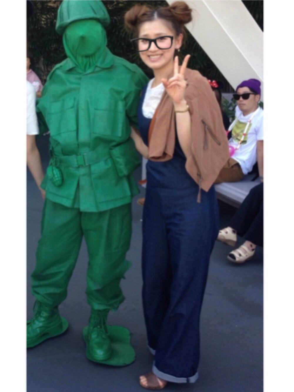 「ディズニー、サロペット、ヘアアレンジ、ロンハーマン、H&M、sanita」｜「Ron Hermanのアイテム（サロペット/オーバーオール、ブルー系）」を使った、piyokoさん（レディース・160cm）の夏コーディネートの1枚目の写真