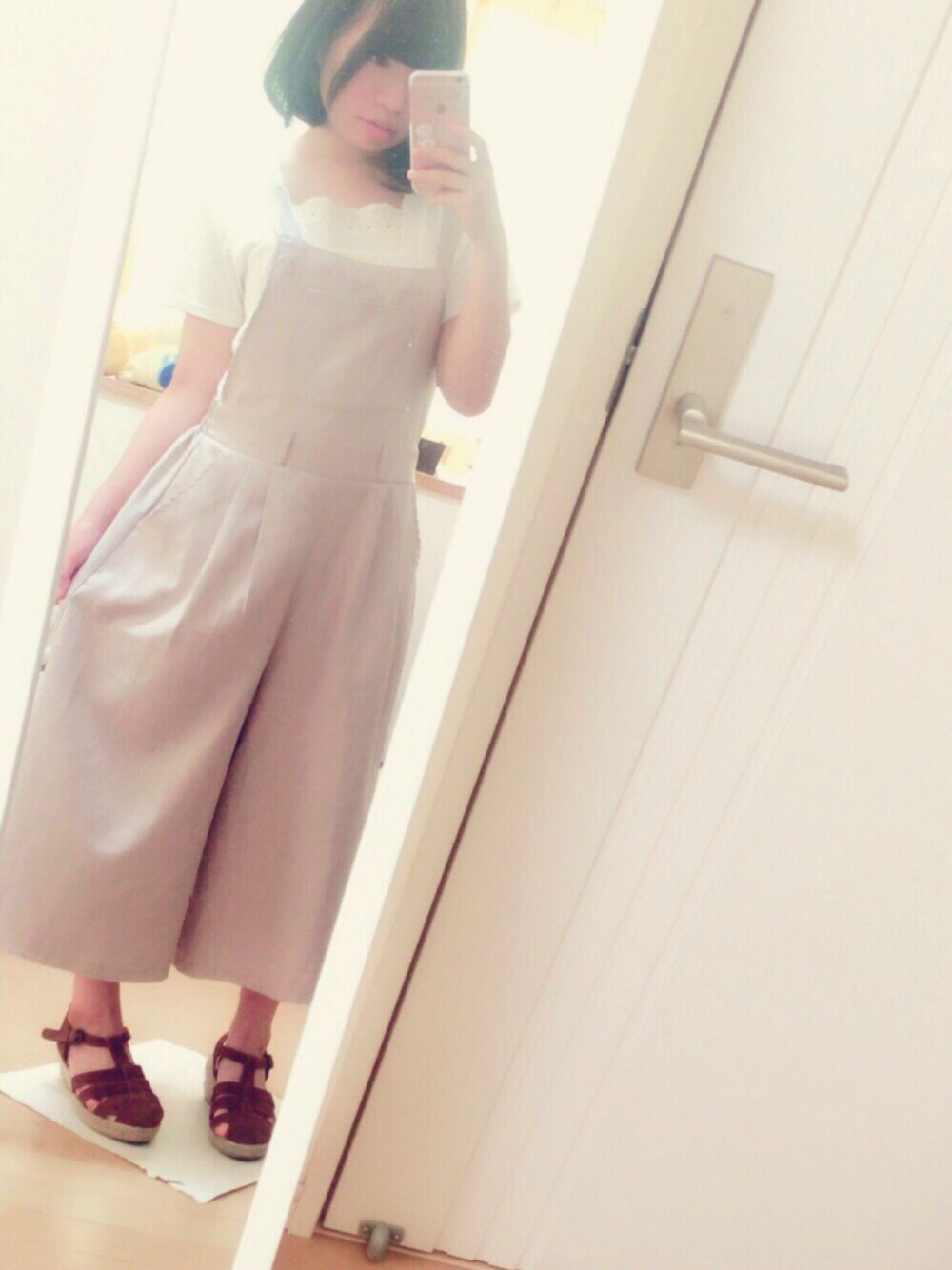 ホワイト系のTシャツ/カットソー、ピンク系のサロペット/オーバーオール、ブラウン系のサンダルを着用したレディースの夏コーディネートの1枚目の写真