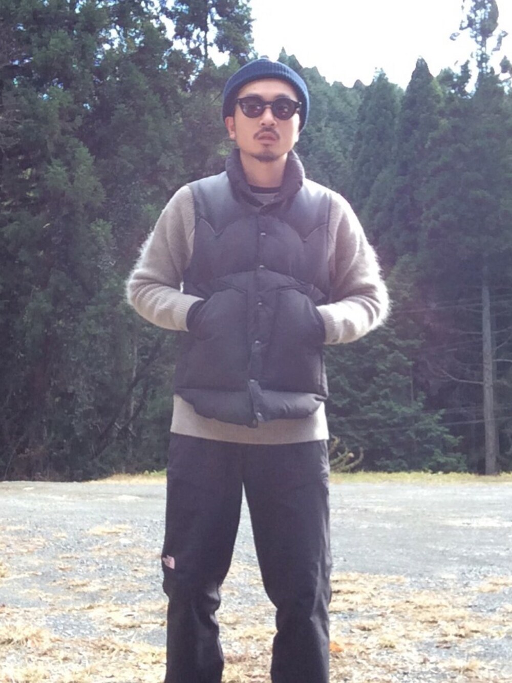 グレー系のニット/セーター、ブラック系のその他パンツ、ブラック系のダウンベストを着用したメンズの冬コーディネートの1枚目の写真