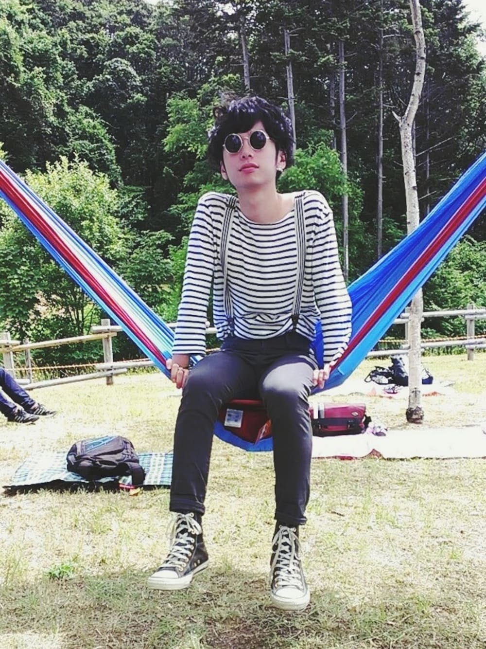 ブラック系のスニーカー、レッド系のピアス(両耳用)、ホワイト系のサスペンダーを着用したメンズの夏コーディネートの1枚目の写真