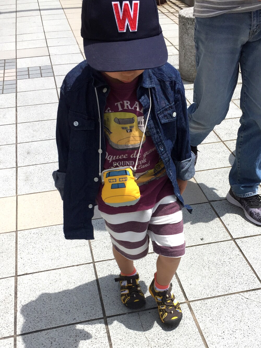「小鉄、電車、鉄道博物館、デクイーデガム、ボーダーパンツ、キャップ」｜「green label relaxingの【KIDS】デニム ウエスタンシャツ（シャツ/ブラウス、ブルー系）」を使った、mu-さん（キッズ・100cm）の春コーディネートの1枚目の写真
