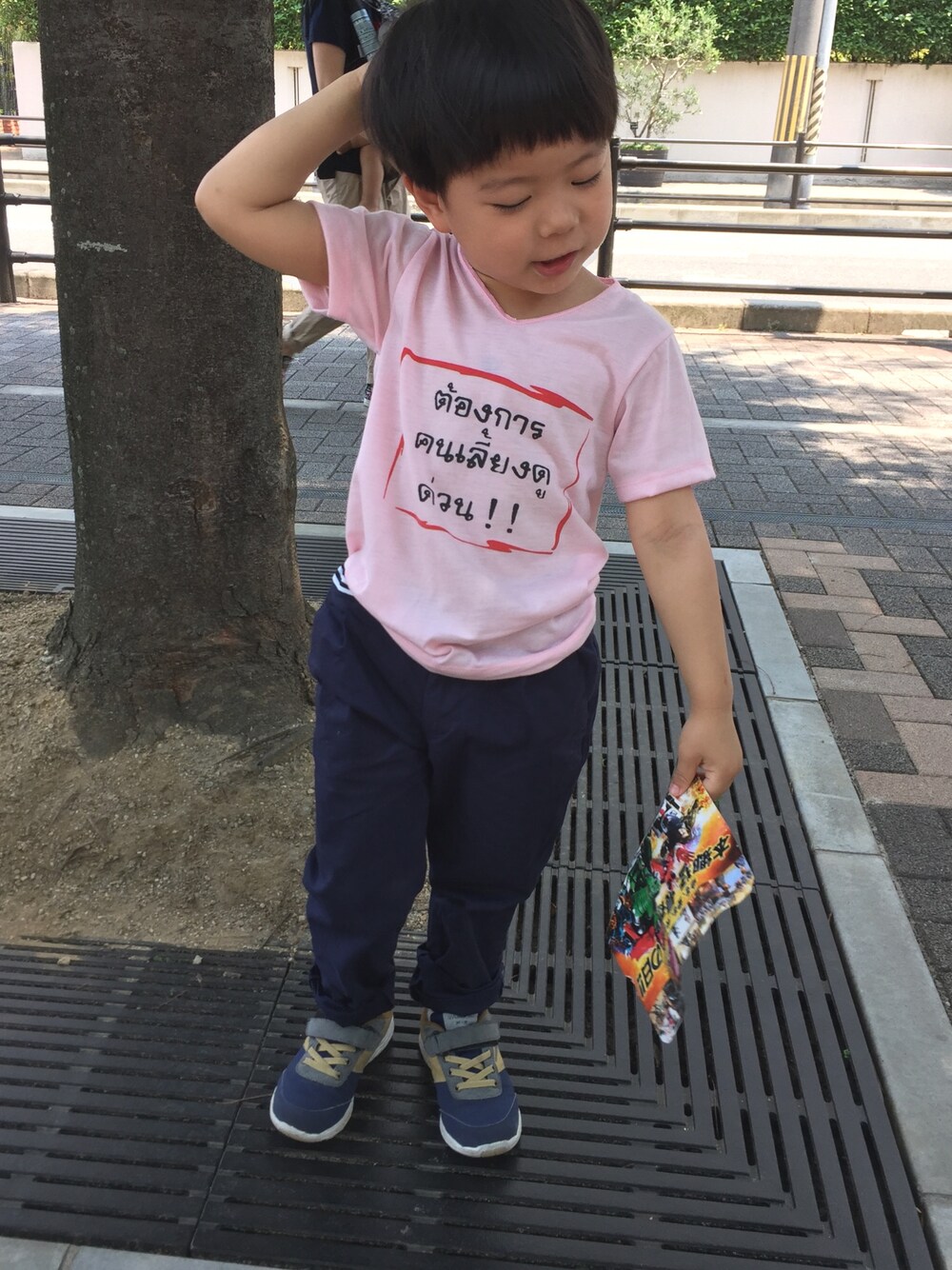 「シンプルコーデ、タイ語、ピンク男子、Vネック」｜「タイフェスティバルのアイテム（Tシャツ/カットソー、ピンク系）」を使った、mu-さん（キッズ・100cm）の春コーディネートの1枚目の写真