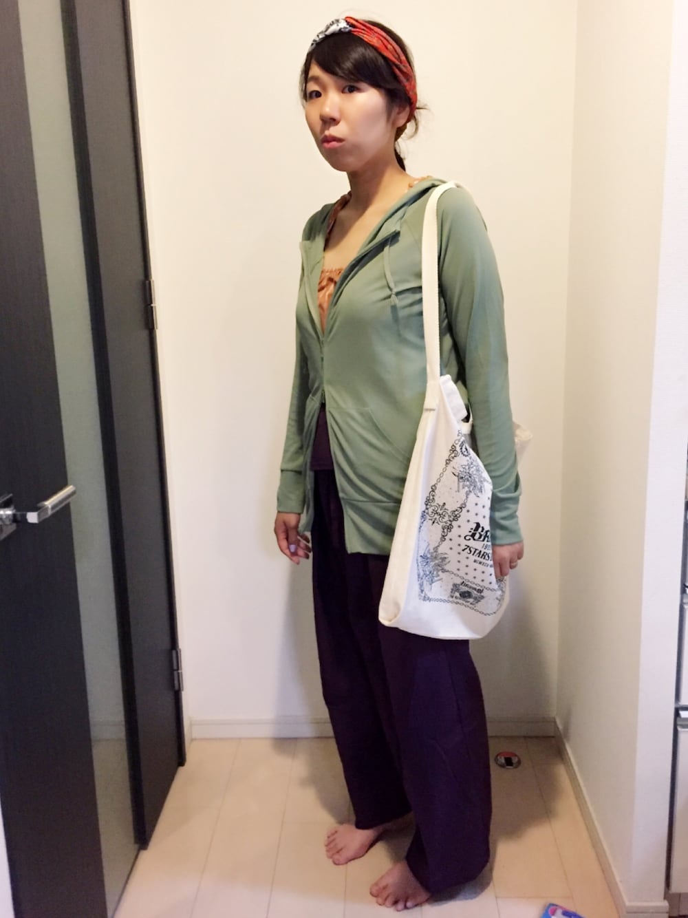 「ラッシュガード、エスニック、アジアン、チチカカ、タイダイ柄、タイパンツ、BRAHMAN、バンドマーチ」｜「チチカカのアイテム（ヘアバンド、オレンジ系）」を使った、mu-さん（レディース・161cm）の夏コーディネートの1枚目の写真