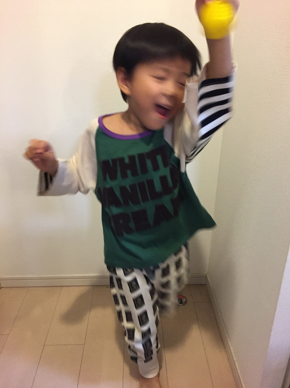 「4歳、おとこのこ、お調子者、ラグランTシャツ、スウェットパンツ、ライダース、uu、maarook、カムチャットアンドクロゼット(COMECHATTO&CLOSET)」｜「COMECHATTO&CLOSETのWHITE VANILLA CREAM ボクシーラグラン９分袖Tシャツ（Tシャツ/カットソー、グリーン系）」を使った、mu-さん（キッズ・110cm）の秋コーディネートの1枚目の写真