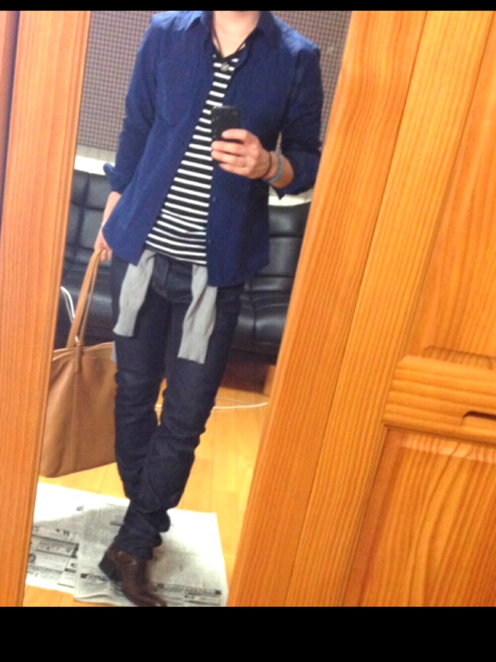 ベージュ系のトートバッグ、ブラック系のTシャツ/カットソー、ブルー系のシャツ/ブラウスを着用したメンズの春コーディネートの1枚目の写真