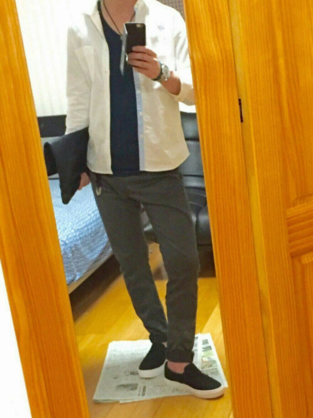 ホワイト系のシャツ/ブラウス、ブルー系のTシャツ/カットソー、ブラック系のスニーカーを着用したメンズの夏コーディネートの1枚目の写真