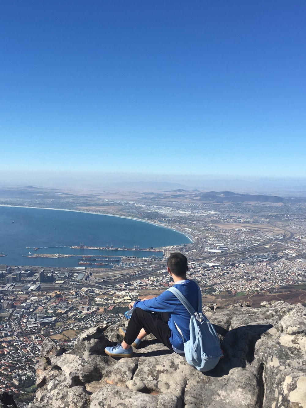 「South Africa、travel」｜「Acne Studiosのアイテム（スニーカー、ブルー系）」を使った、JeremyFangさん（メンズ・171cm）の春コーディネートの1枚目の写真