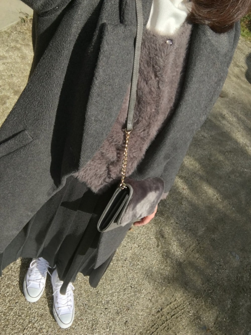 ブラウン系のカーディガン/ボレロ、グレー系のジャケット/アウター、グレー系のショルダーバッグを着用したレディースの冬コーディネートの1枚目の写真