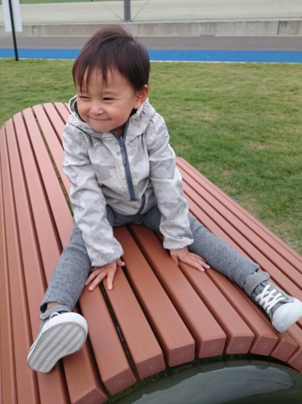 「公園コーデ、スニーカー」｜「H&Mのアイテム（パンツ、グレー系）」を使った、ａｙｕｍｉさん（レディース・157cm）の秋コーディネートの1枚目の写真