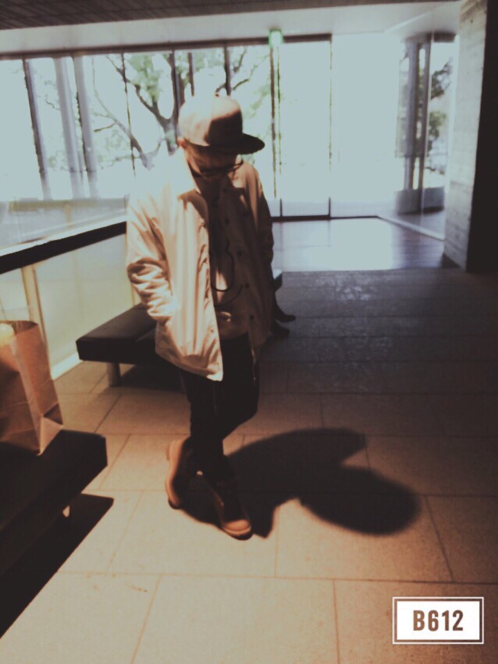 「SHOKICHI、EXILE」｜「TOMMYのアイテム（ナイロンジャケット、ホワイト系）」を使った、てぃーさん（メンズ・172cm）の春コーディネートの1枚目の写真