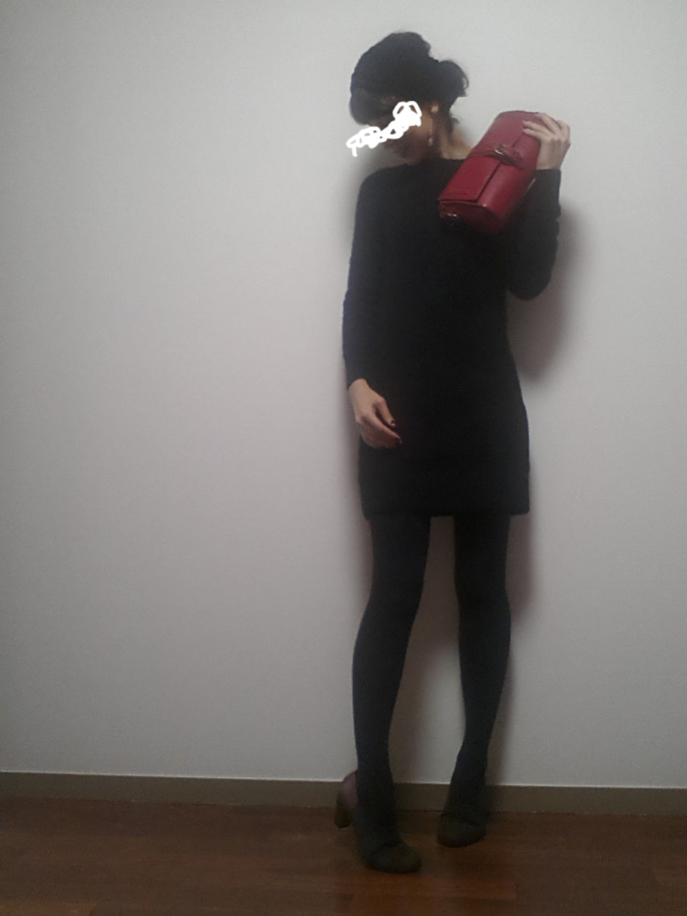 レッド系のクラッチバッグ、その他のブーティを着用したレディースの冬コーディネートの1枚目の写真