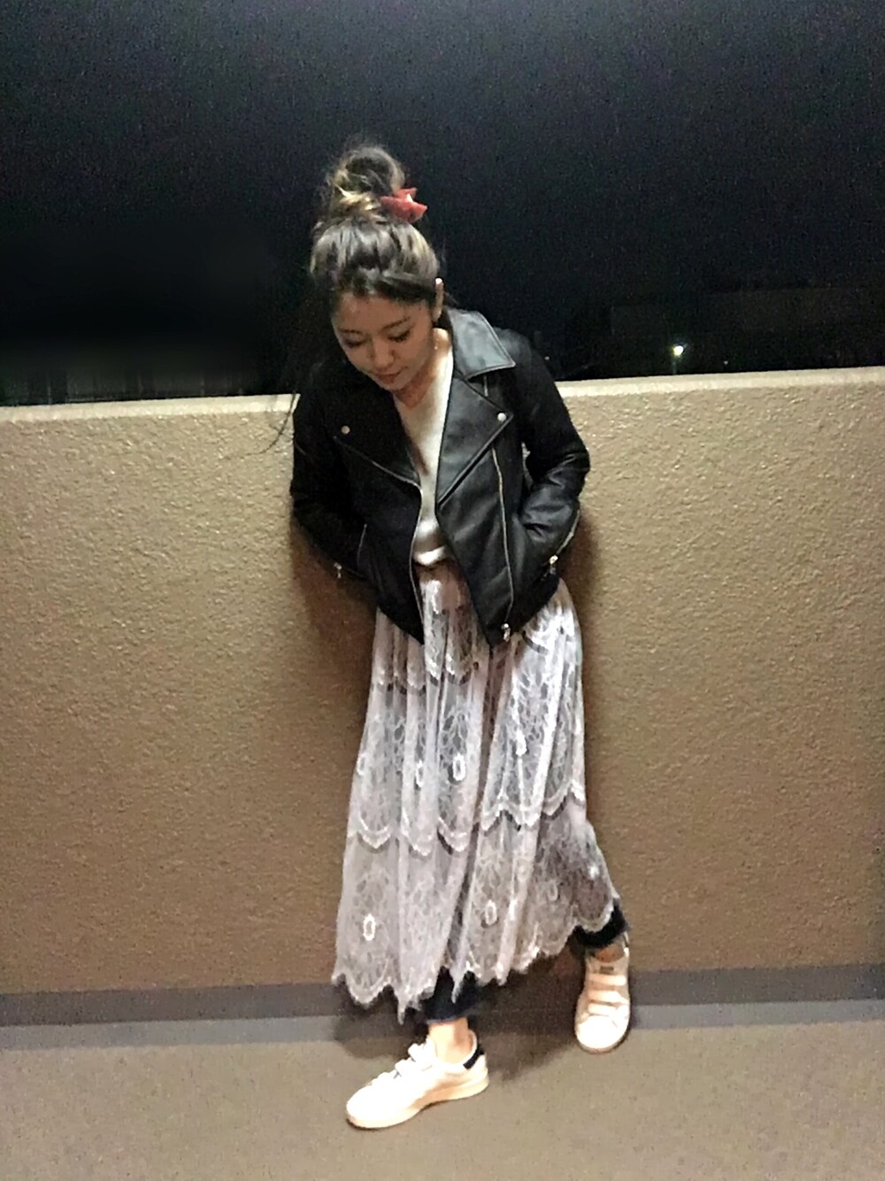「ライダース、レーススカート、スキニーデニム、おだんごヘアー、サンカククリップ、スタンスミス、カジュアルコーデ、outfit」｜「Ray BEAMSの【FUDGE11月号掲載】Ray BEAMS / ラムレザー ライダース ブルゾン（ライダースジャケット、ブラック系）」を使った、maminさん（レディース・152cm）の秋コーディネートの1枚目の写真
