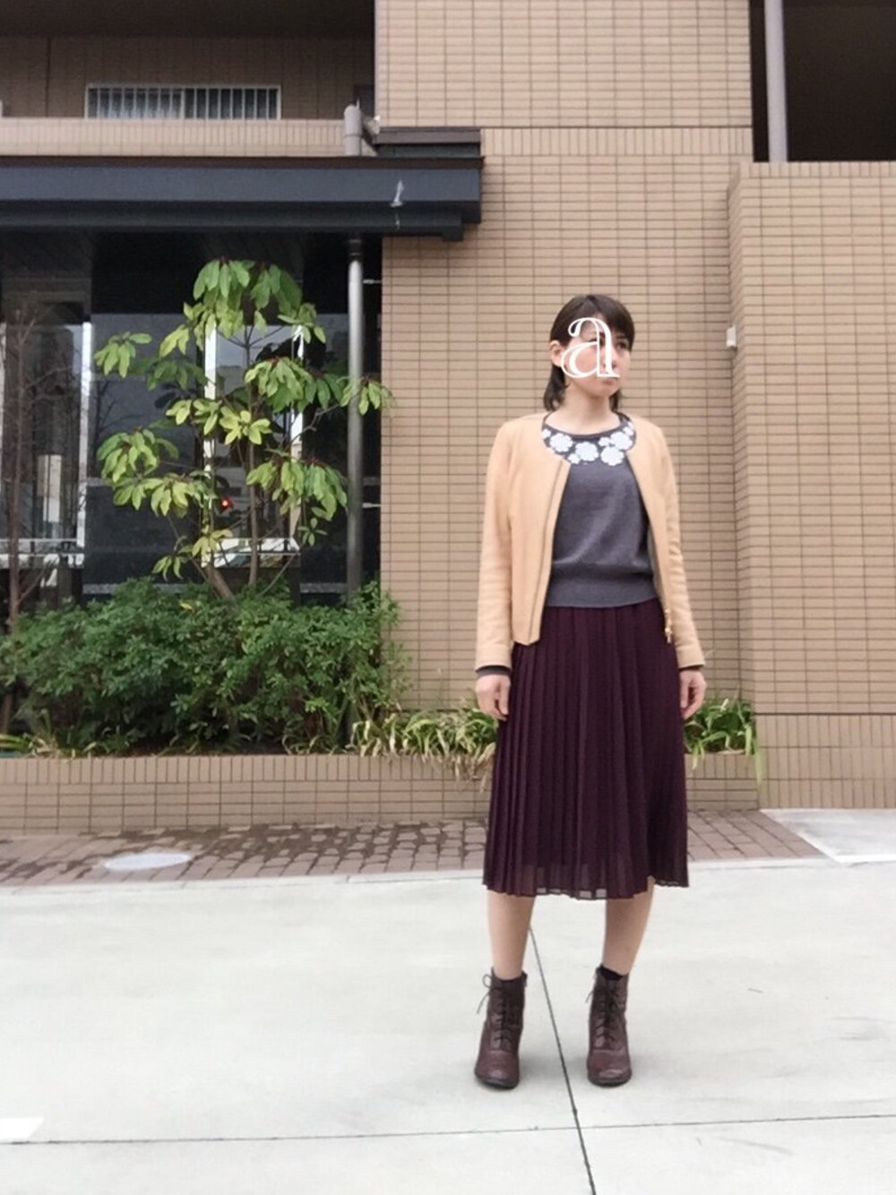 「フレアスカート、プリーツスカート、ワインレッド、レザージャケット」｜「UNIQLOのシフォンプリーツミディスカート（スカート、レッド系）」を使った、amiさん（レディース・157cm）の春コーディネートの1枚目の写真