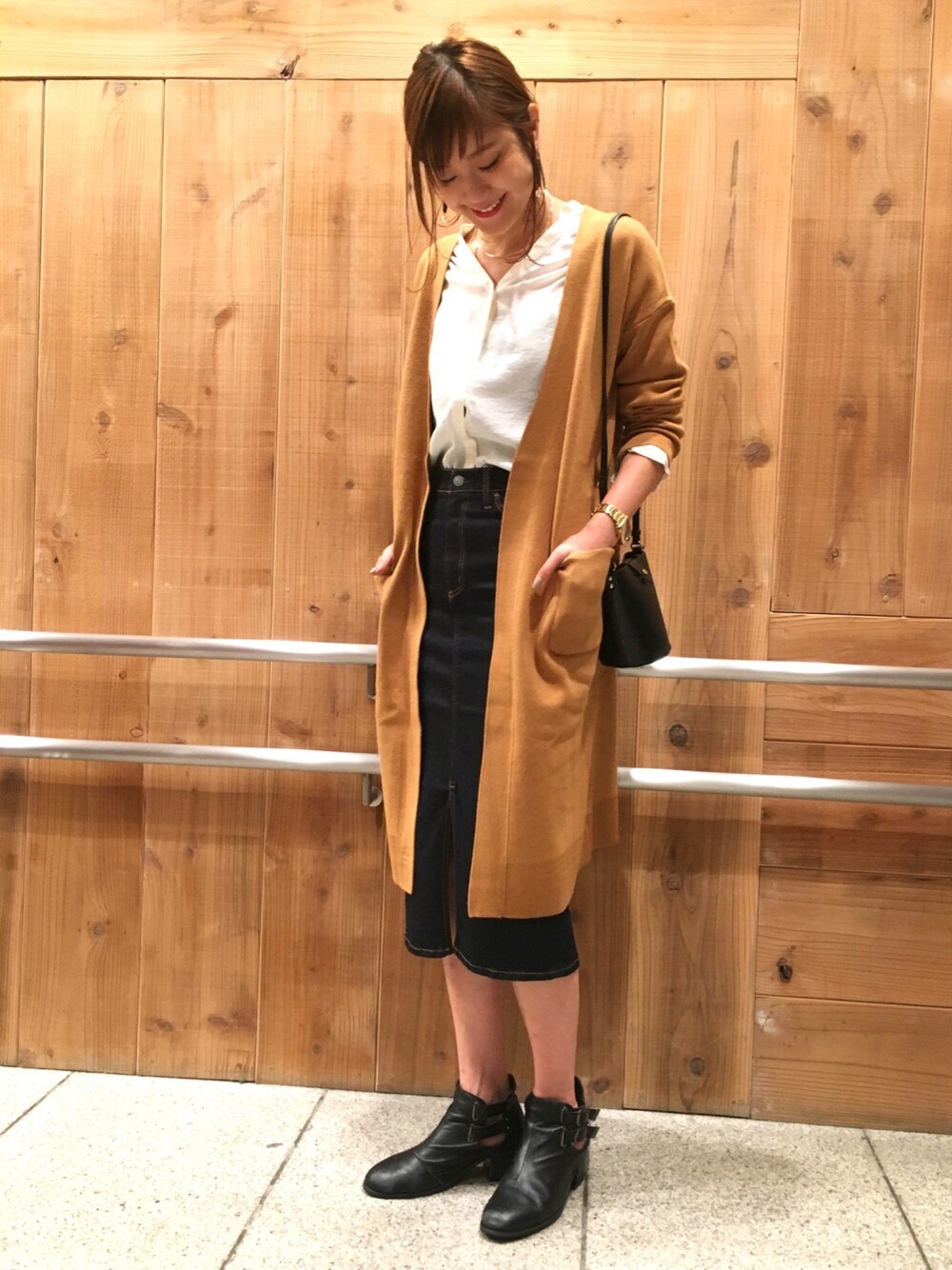 「カーディガン、タイトスカート、デニム、秋のコーデ、大人カジュアル、アパートバイローリーズ、キャメル、ロングカーディガン、スキッパーシャツ、apartbylowrys」｜「A part byの7GCAcポケロングカーディガン 730361 （カーディガン/ボレロ、ベージュ系）」を使った、mio🍑さん（レディース・172cm）の秋コーディネートの1枚目の写真