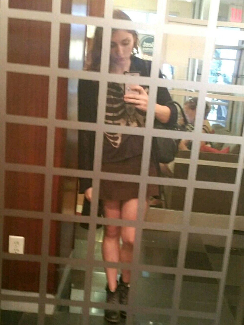 ブラウン系のスカート、その他のタンクトップ、ブルー系のニット/セーターを着用したレディースの秋コーディネートの1枚目の写真