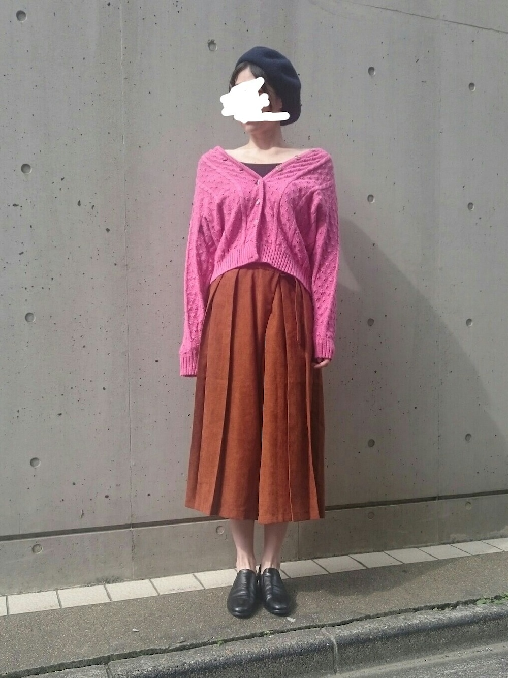 「キャメル、ピンク、ブラック、グレー、カーディガン、ガウチョパンツ、ラップパンツ、秋、ベレー帽、オフショル」｜「framesraycassinのアイテム（その他パンツ、ブラウン系）」を使った、gmiさん（レディース・165cm）の秋コーディネートの1枚目の写真