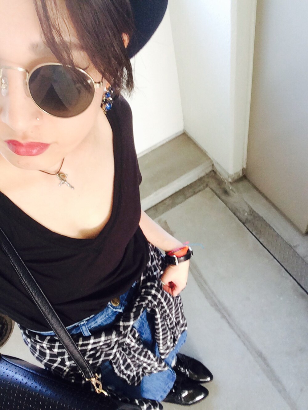 「秋、redlip、VENCE EXCHANGE、おでかけ、デート、チェックシャツ」｜「MOUSSYのアイテム（Tシャツ/カットソー、ブラック系）」を使った、millyさん（レディース・161cm）の夏コーディネートの1枚目の写真