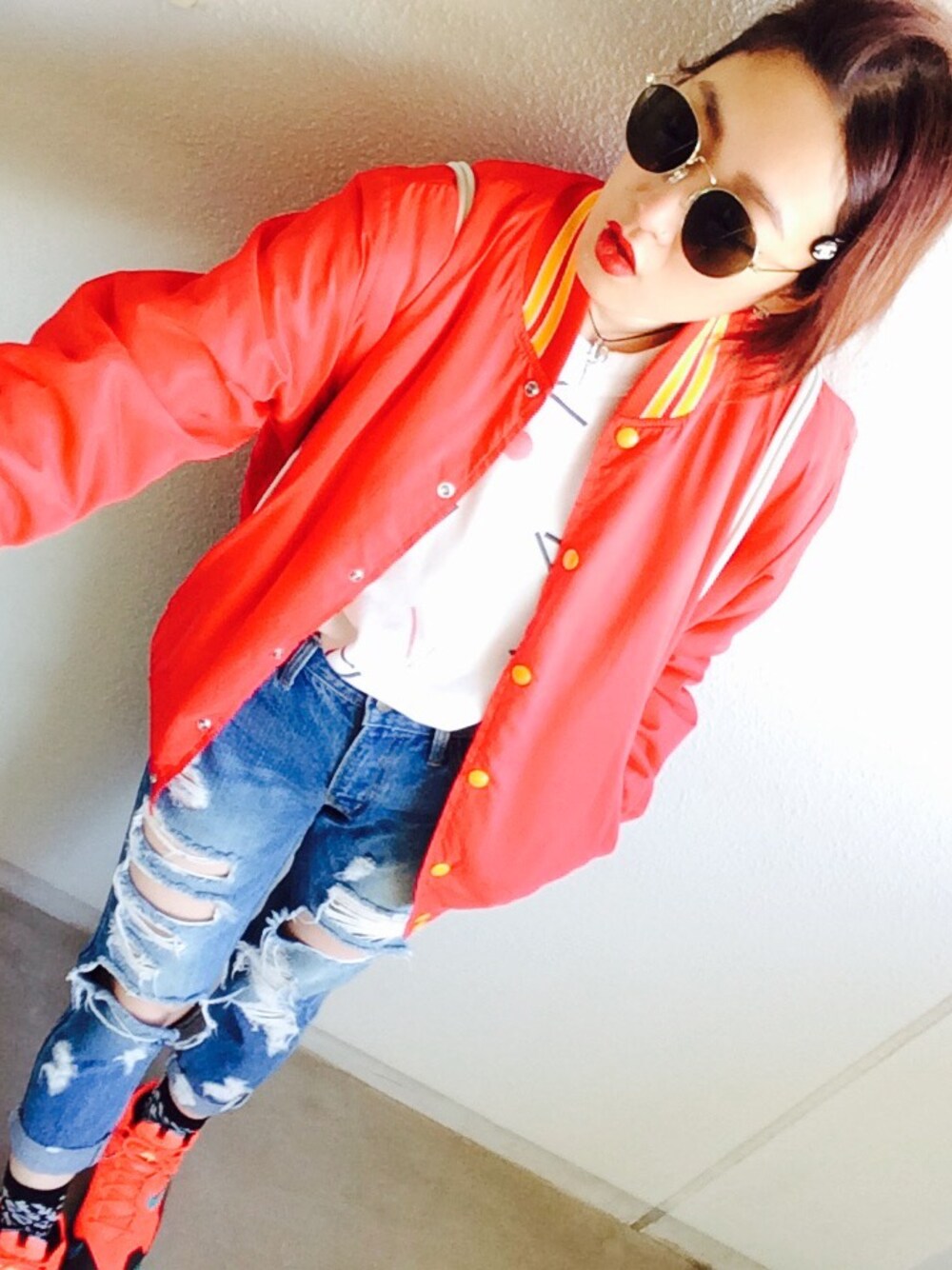 「500円、古着、red」｜「古着のアイテム（スウェット、ホワイト系）」を使った、millyさん（レディース・161cm）の冬コーディネートの1枚目の写真