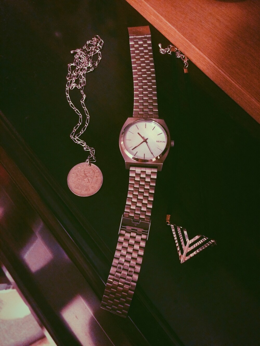 「used、腕時計、ニクソン(NIXON)、アクセ、リメイク、ネックレス」｜「NIXONのNixon The Time Teller（アナログ腕時計、シルバー系）」を使った、edaさん（レディース・163cm）の秋コーディネートの1枚目の写真