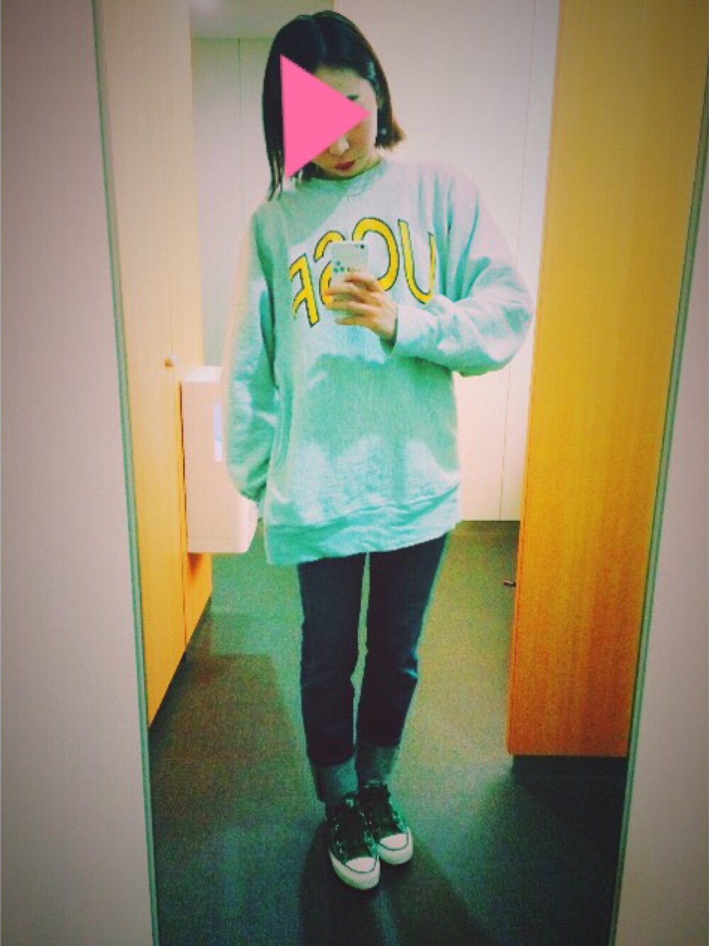 「used、古着、スニーカー、Champion、converse」｜「Championのアイテム（スウェット、グレー系）」を使った、edaさん（レディース・163cm）の秋コーディネートの1枚目の写真