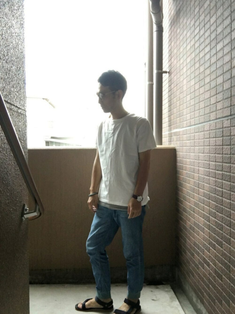 「夏コーデ、サンダル、シンプル、Tシャツ、ootd」｜「Denimeのアイテム（Tシャツ/カットソー、ホワイト系）」を使った、カラカジのYJさん（メンズ・175cm）の夏コーディネートの1枚目の写真