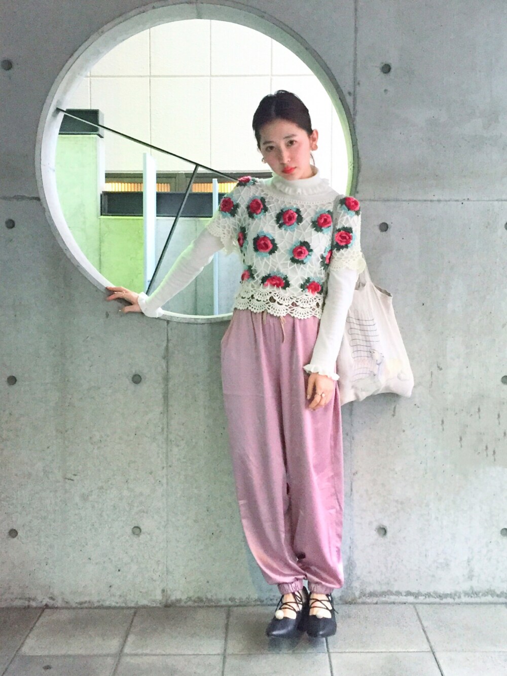 「merry jenny、カジュアルコーデ、パンツスタイル、雨の日コーデ、パンプス、アクセサリー、雨の日」｜「merry jennyのﾊﾞｲｶﾗｰｻﾃﾝﾊﾟﾝﾂ（その他パンツ、ピンク系）」を使った、merry jenny 吉河唯さん（レディース・159cm）の春コーディネートの1枚目の写真