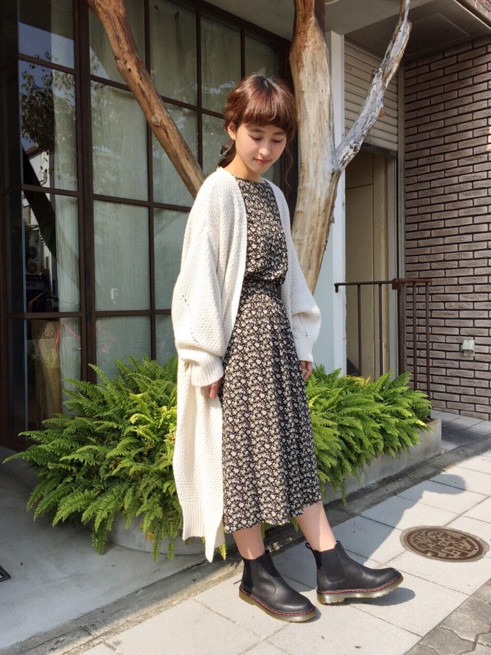 「ワンピース、小花柄、ブラック、ニットカーディガン、ホワイト、サイドゴアブーツ」｜「Kastaneの小花柄OP（ワンピース、ブラック系）」を使った、えぐっちょさん（レディース・157cm）の秋コーディネートの1枚目の写真