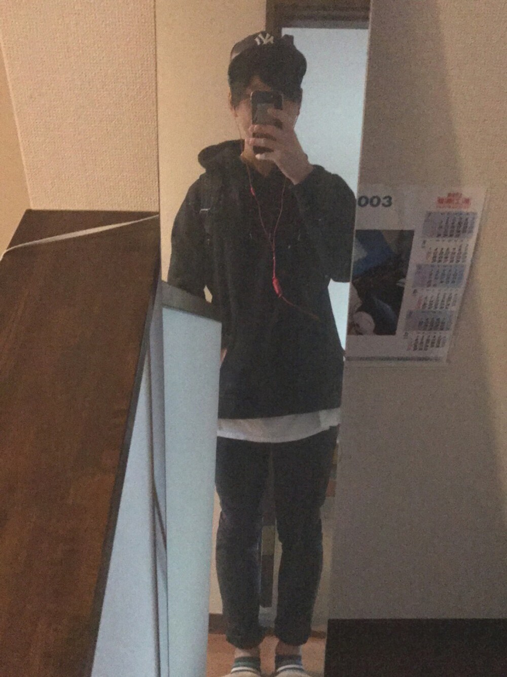 ブラック系のパーカー、ホワイト系のTシャツ/カットソー、ブラック系のその他パンツを着用したメンズの秋コーディネートの1枚目の写真